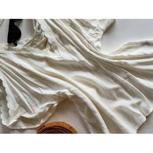 Cold shoulder top in white